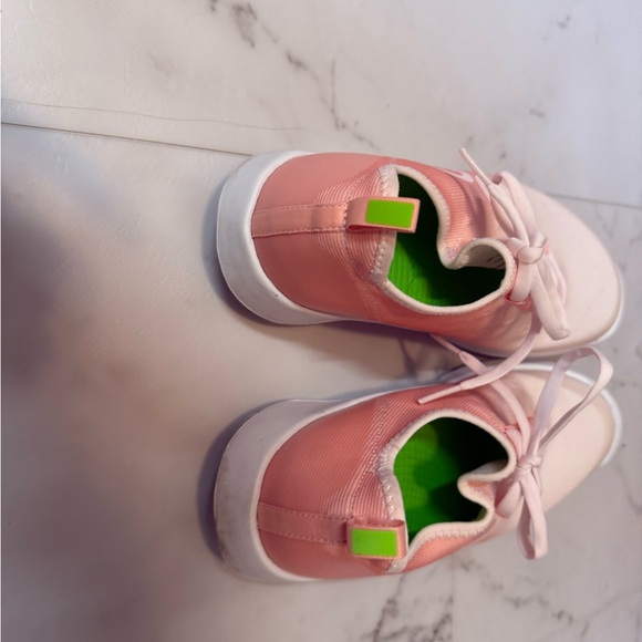 Women's Cream Athletic Shoes Oofos - Picture 4 of 8